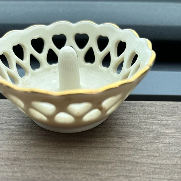 LENOX Cream and Gold Ring Holder - Picture 1 of 3